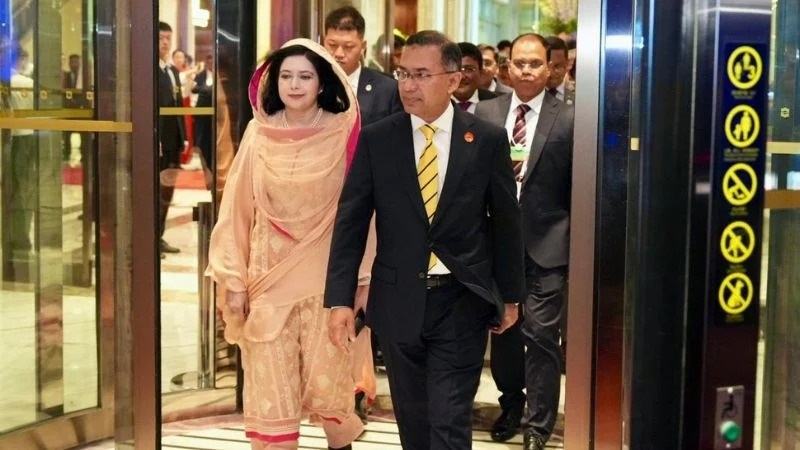 ডব্লিউইএফের সম্মেলন শেষে বুলেট ট্রেনে বেইজিংয়ের পথে প্রধানমন্ত্রী