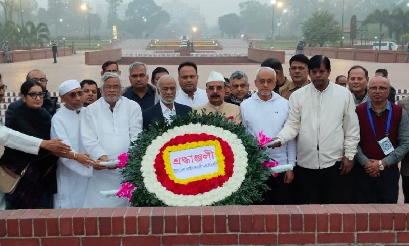 সূর্যাস্তের আগে স্মৃতিসৌধে পৌঁছতে পারেননি তারেক রহমান, শ্রদ্ধা জানালেন দলের প্রতিনিধিরা