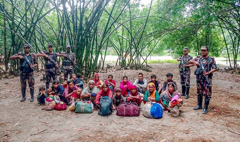 চাঁপাইনবাবগঞ্জ সীমান্ত দিয়ে ২০ বাংলাদেশীকে পুশইন করল বিএসএফ