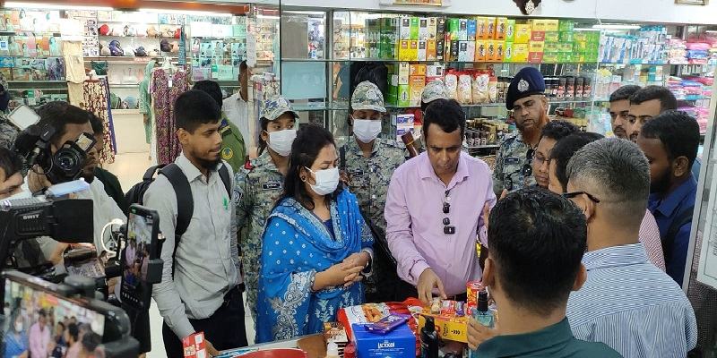 বসুন্ধরা সিটি শপিং মলে বিএসটিআইর অভিযান, দুই প্রতিষ্ঠানকে ৬ লাখ টাকা জরিমানা