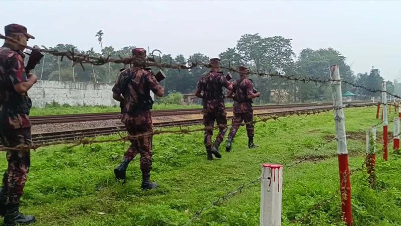 ‘অনুপ্রবেশ ঠেকাতে’ হিলি সীমান্তে সতর্ক অবস্থায় বিজিবি