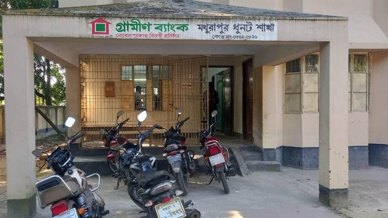বগুড়ায় গ্রামীণ ব্যাংকের গেট থেকে ককটেল উদ্ধার