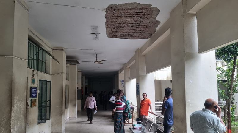 বাগেরহাটে আদালত ভবনে পলেস্তারা খসে পড়ে আহত ৫ বিচারপ্রার্থী