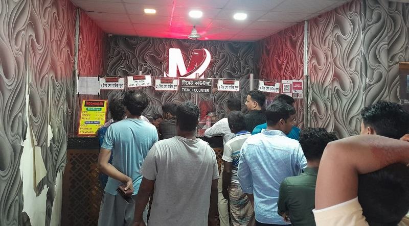 বগুড়ায় শাকিব খানের ‘বরবাদ’ দেখার হিড়িক