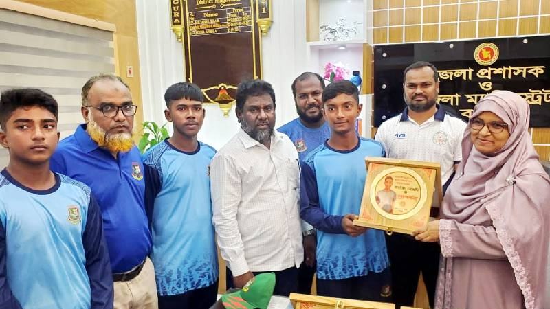 মুশফিকের উত্তরসূরি তিন তারকা ক্রিকেটারকে বগুড়ায় সংবর্ধনা