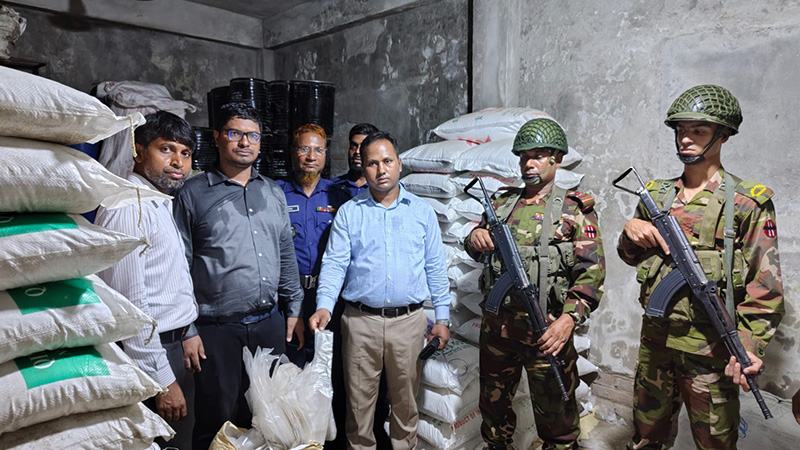 বগুড়ায় ৭ হাজার কে‌জি প‌লি‌থিন জব্দ