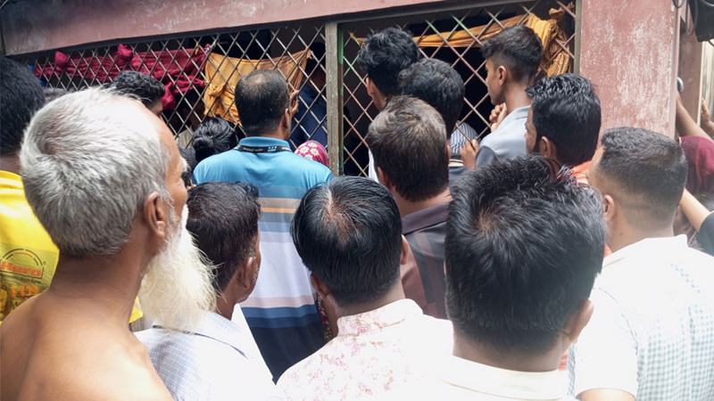 ঘরের দরজায় ঝুলছিল তালা, ঢুকে বিছানায় পেলেন স্ত্রীসহ দুই সন্তানের মরদেহ