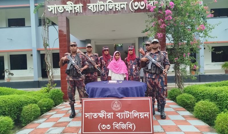 ভারতে পাচারের সময় সাতক্ষীরায় স্বর্ণের বারসহ নারী আটক