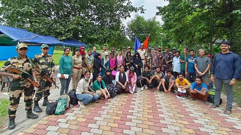 ভারতে আটক ২২ বাংলাদেশীকে বিজিবি'র কাছে হস্তান্তর করেছে বিএসএফ