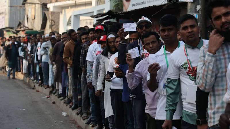 বেলা বাড়ার সঙ্গে দীর্ঘ হচ্ছে ভোটারদের লাইন