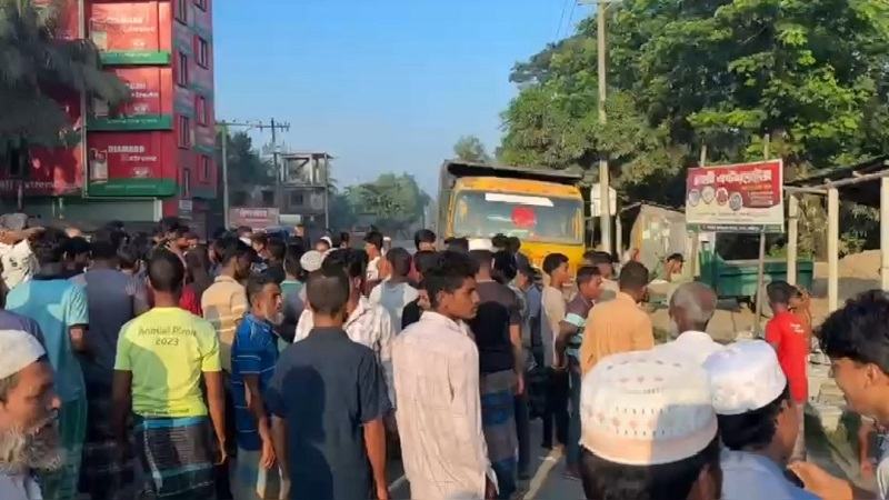 লক্ষ্মীপুরে ড্রাম ট্রাকের চাপায় ভ্যানচালক নিহত, সড়ক অবরোধ