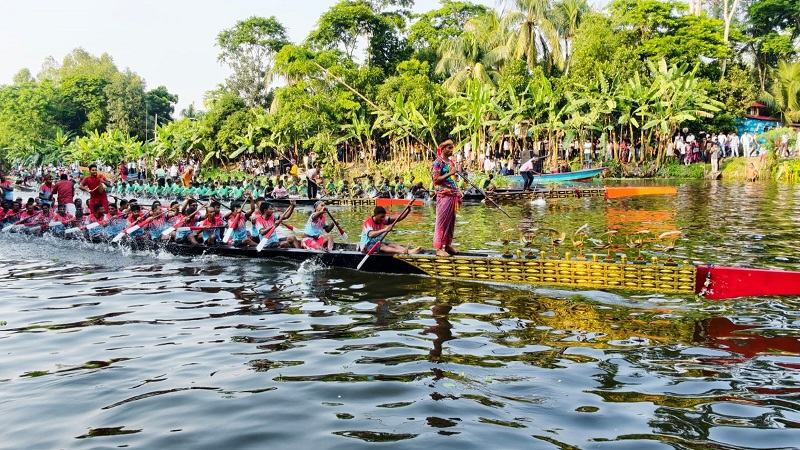 কোটালীপাড়ায় বিশ্বকর্মা পূজা উপলক্ষে আনন্দমুখর নৌকাবাইচ