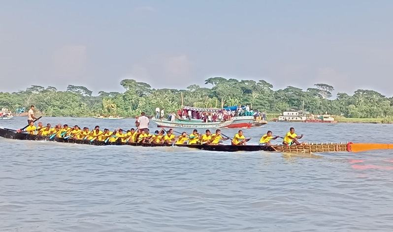 সন্ধ্যা নদীতে নৌকা বাইচ, দুই তীরে হাজারো দর্শনার্থীর ভিড়
