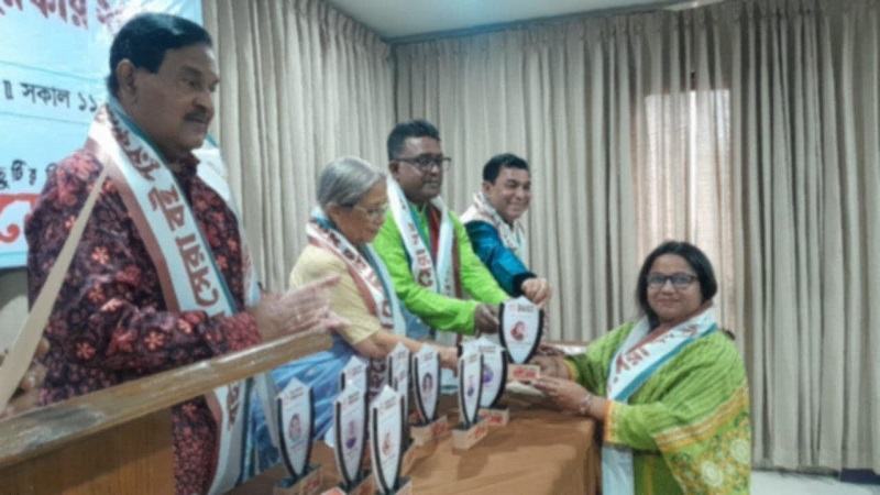 বইমেলা সেরা পুরস্কার পেলেন ১২ লেখক ও একজন সাংবাদিক