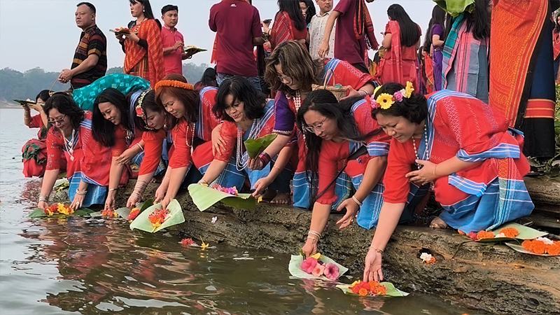 কাপ্তাই হ্রদে বিজু'র ফুল নিবেদন, নতুন বছরে সুখ-শান্তি কামনা