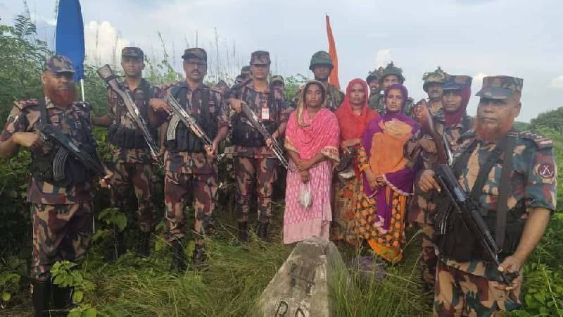 পতাকা বৈঠকের মাধ্যমে ৩ বাংলাদেশী নাগরিককে ফেরত দিল বিএসএফ