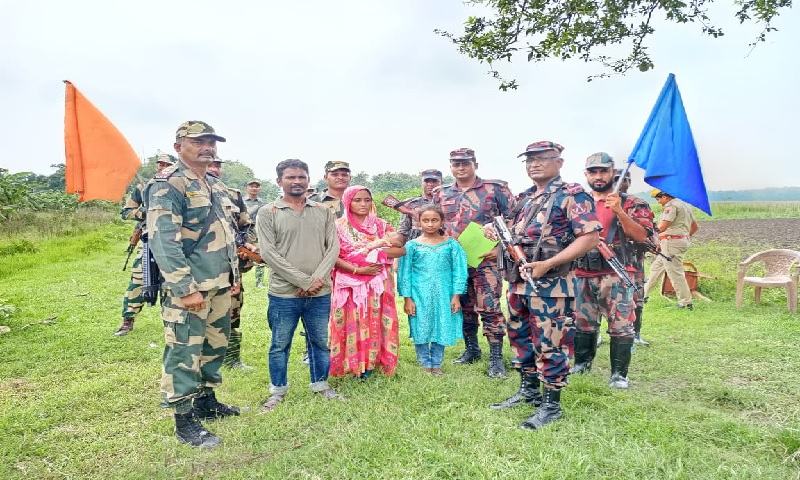 চুয়াডাঙ্গা সীমান্তে ভারতে অনুপ্রবেশকারী ৪ বাংলাদেশী নাগরিককে হস্তান্তর