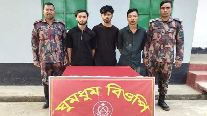 আরাকান আর্মির হাতে আটক ৩ বাংলাদেশীকে ফেরত আনল বিজিবি