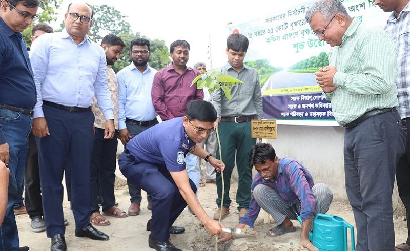 গোপালগঞ্জে ‘৫ বছরে ২৫ কোটি বৃক্ষরোপণ’ কর্মসূচির উদ্বোধন