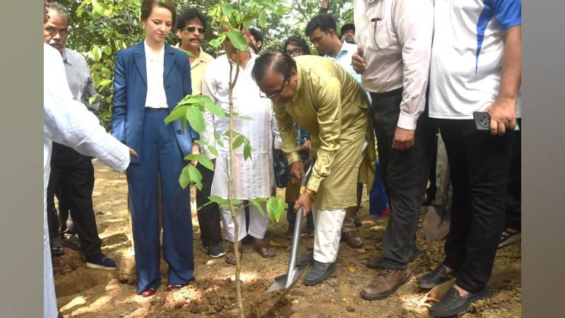 দ্বিতীয় বিশ্বযুদ্ধের শহীদদের স্মরণে ঢাকা দক্ষিণ সিটি ও রুশ হাউসের বৃক্ষরোপণ কর্মসূচি