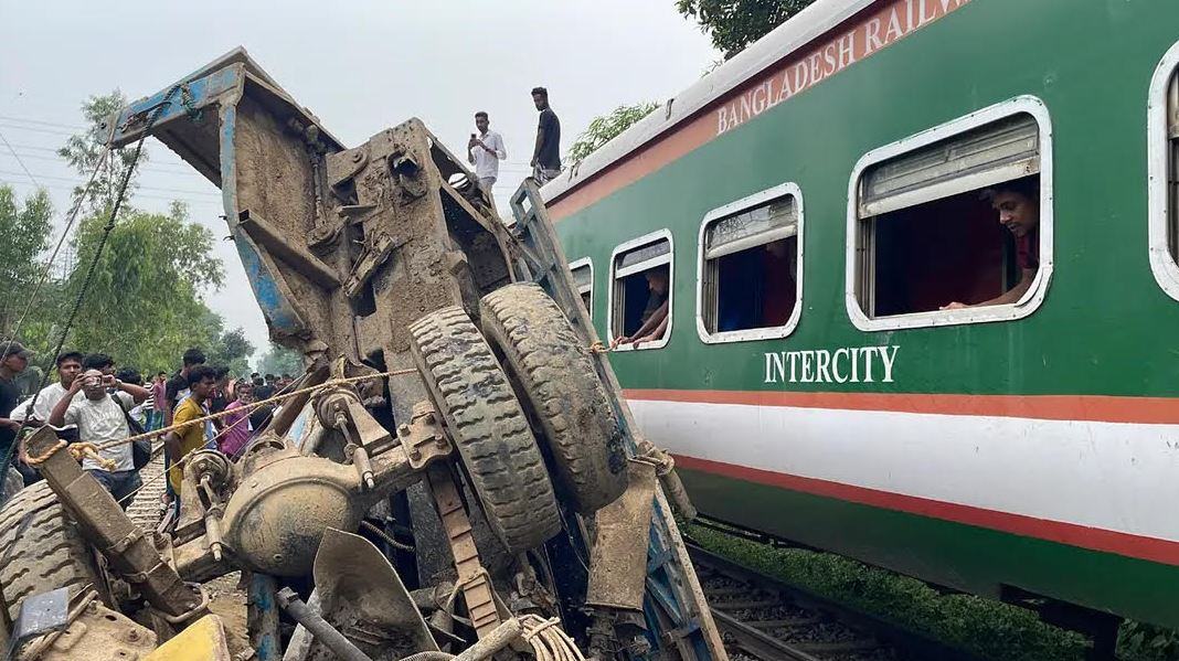 ট্রেনের সঙ্গে ট্রাকের সংঘর্ষ: দেড় ঘণ্টা পর চট্টগ্রামের সঙ্গে রেল যোগাযোগ স্বাভাবিক