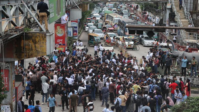 শিক্ষামন্ত্রীর পদত্যাগ দাবিতে রাজধানীতে সড়ক অবরোধ এইচএসসি পরীক্ষার্থীদের