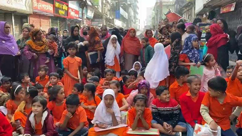অভিভাবকদের সহায়তায় বার্ষিক পরীক্ষা নিলেন প্রধান শিক্ষকরা