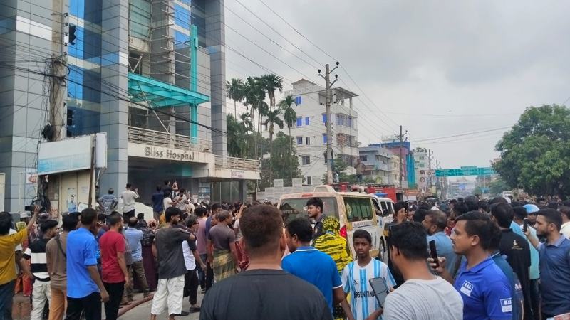 সাতক্ষীরার ব্লিস হাসপাতালে আগুন, ফায়ার সা‌র্ভিসের ৬ ইউনিটের চেষ্টায় নিয়ন্ত্রণে
