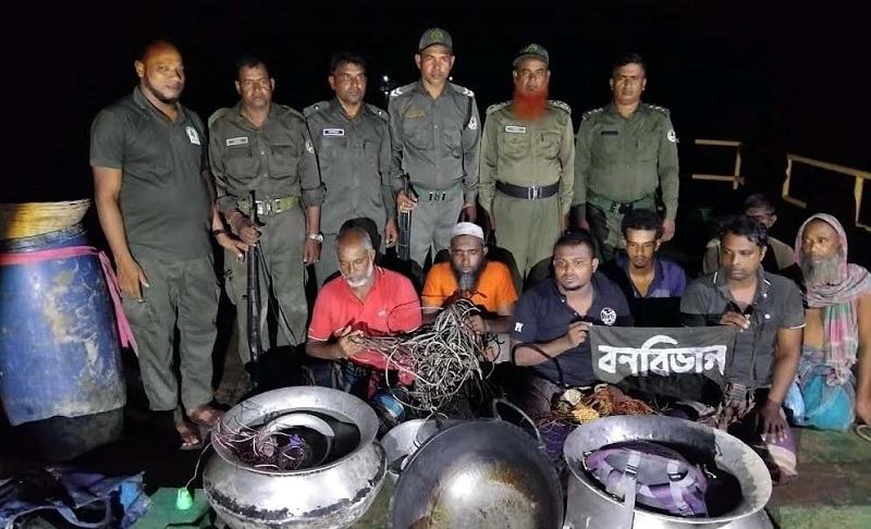 বন বিভাগের পতাকা লাগিয়ে হরিণ শিকারের চেষ্টা, আটক ৭