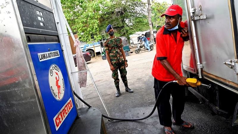 চলতি মাসে দ্বিতীয় দফায় জ্বালানি তেলের দাম বাড়াল শ্রীলংকা