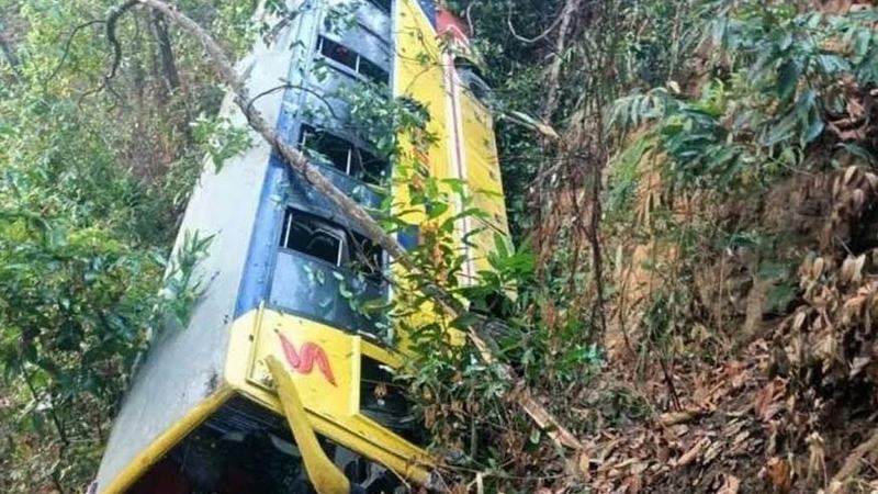 বান্দরবানে পর্যটকবাহী বাস খাদে পড়ে আহত ১৫