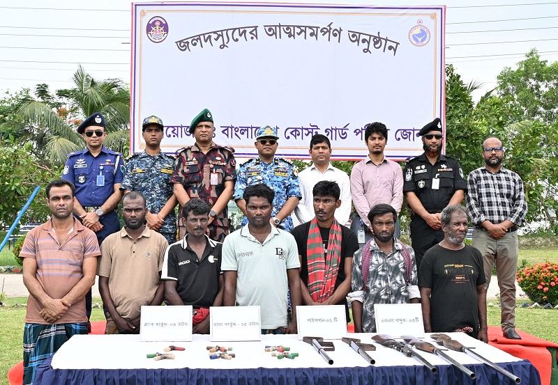 সুন্দরবনে কোস্ট গার্ডের অভিযানে ২৬ আগ্নেয়াস্ত্র উদ্ধার, ৭ দস্যুর আত্মসমর্পণ