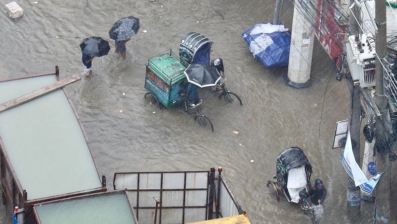টানা ভারি বর্ষণে অচলাবস্থা চট্টগ্রামে, পাহাড়ধসের আশঙ্কায় সতর্কতা