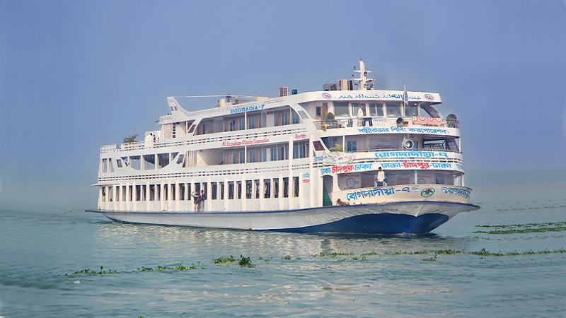 ২০০ যাত্রী নিয়ে মেঘনায় ডুবোচরে আটকা লঞ্চ ভোরে সদরঘাটে পৌঁছেছে