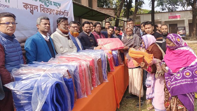 বগুড়ায় অসহায়‌দের মা‌ঝে কম্বল বিতরণ লংকাবাংলা ফাউন্ডেশনের