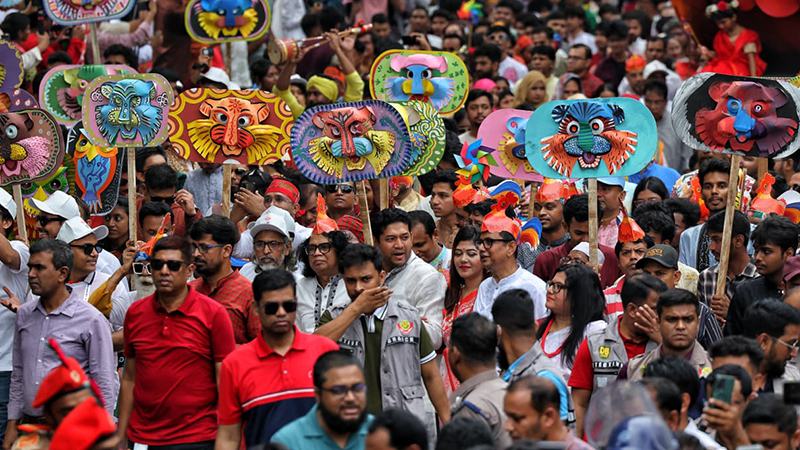 চারুকলার বর্ণাঢ্য ‘বৈশাখী শোভাযাত্রা’য় জনতার ঢল