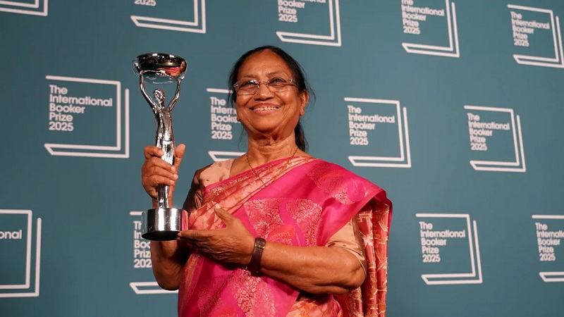 বুকার জয় করলেন ভারতীয় সাহিত্যিক বানু মুশতাক
