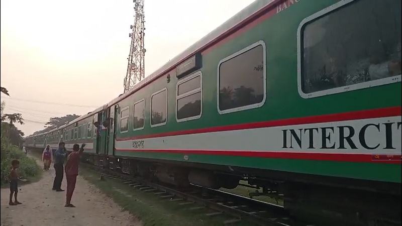 ব্রাহ্মণবাড়িয়ায় একই এলাকার দুটি স্থানে দুটি ট্রেনের বগি লাইনচ্যুত