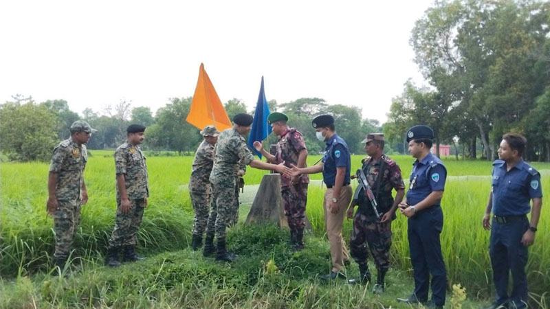 কুমিল্লায় দুই পুলিশ সদস্যকে বিজিবির কাছে হস্তান্তর বিএসএফের