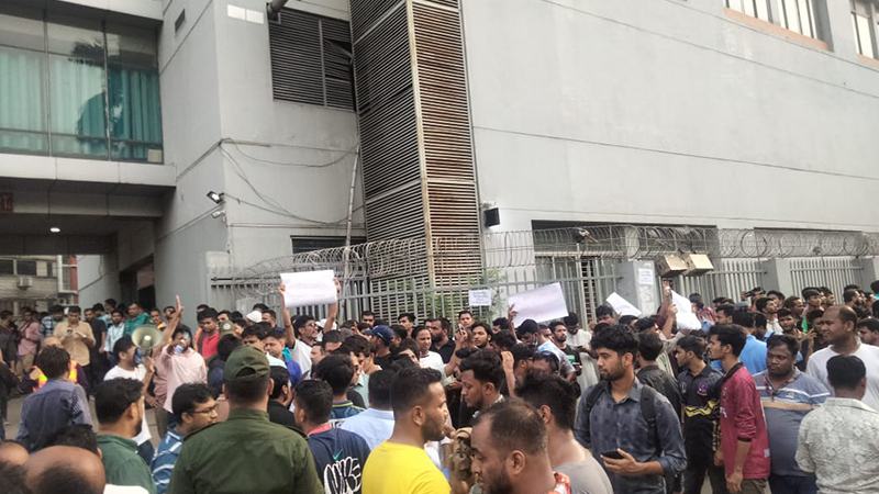 বার্ন ইনস্টিটিউটে স্বজনদের ভিড়