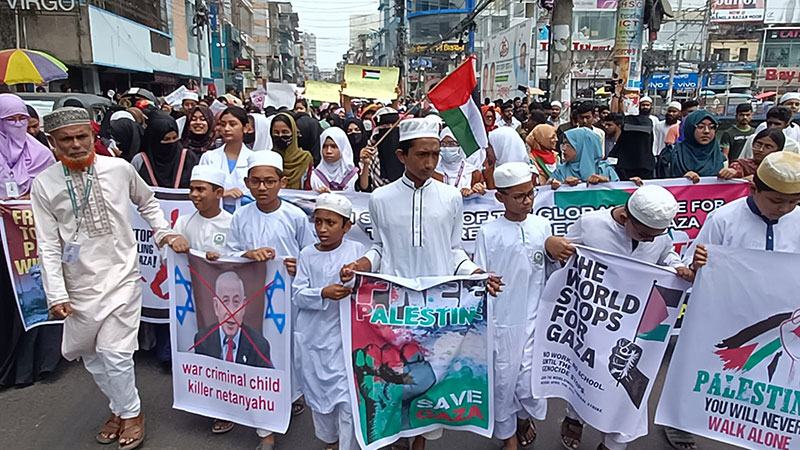 গাজায় ইসরায়েলের গণহত্যার প্রতিবাদে উত্তাল বরিশাল
