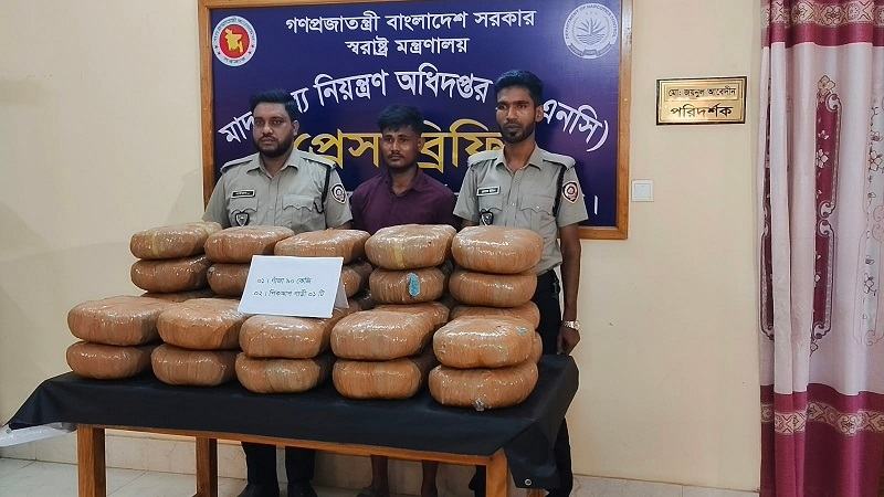 বরিশালে ৯০ কেজি গাঁজাসহ গ্রেফতার ১, পিকআপ জব্দ