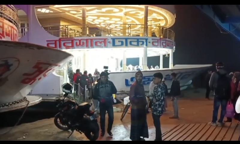 ঘন কুয়াশায় বরিশালের সঙ্গে সারা দেশের নৌ চলাচল বন্ধ, দুর্ভোগে হাজারো যাত্রী