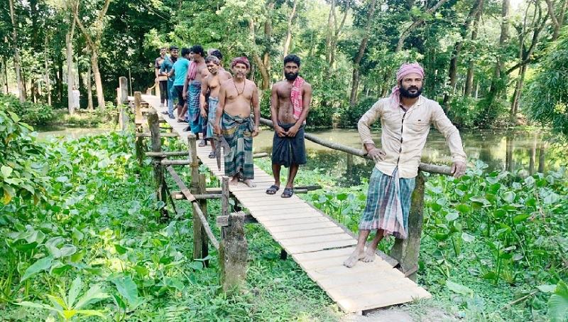 এক সাঁকোতেই ১০ গ্রামের মানুষের ভরসা