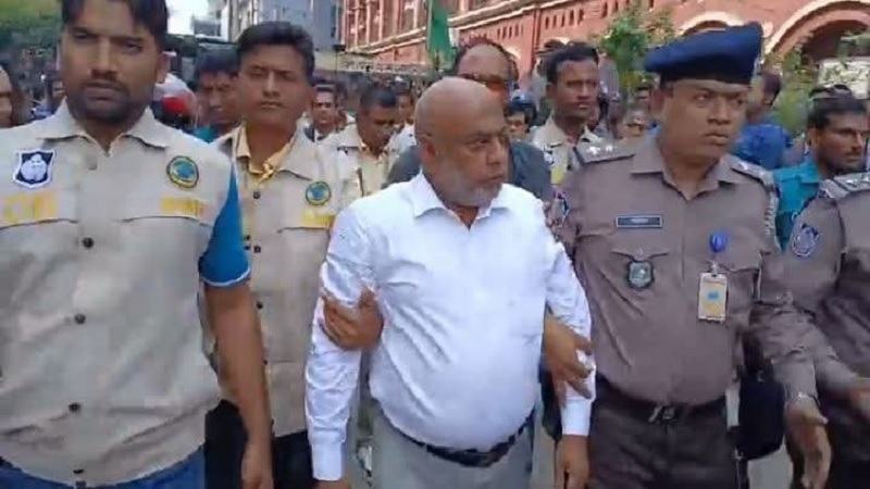 আদালতে হট্টগোলের ঘটনায় বরিশাল আইনজীবী সমিতির সভাপতি আটক