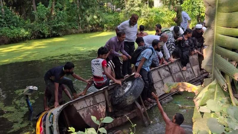 বরিশালে নিয়ন্ত্রণ হারিয়ে যাত্রীবাহী বাস পুকুরে, নিহত ১