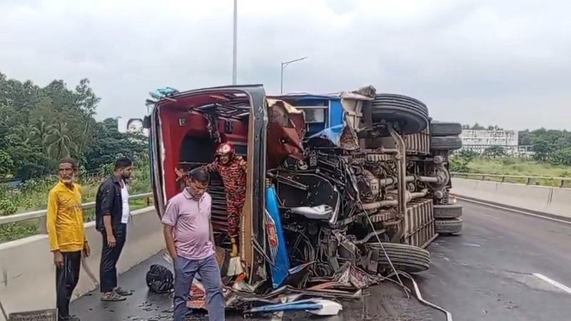 পদ্মা সেতুর ঢালে বাস উল্টে নারী-শিশুসহ আহত ১০