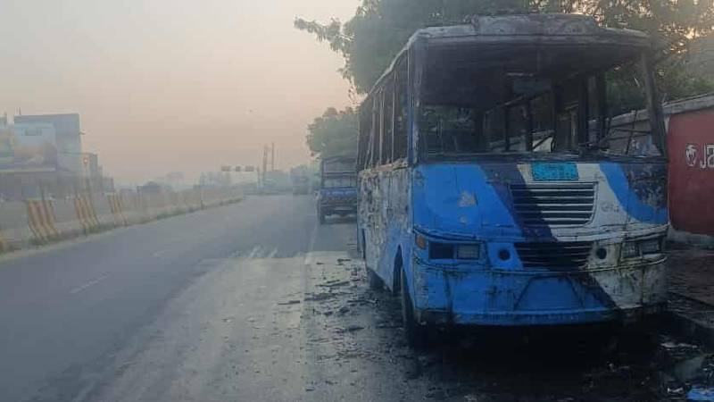 ঢাকা-চট্টগ্রাম মহাসড়কে থামিয়ে রাখা মিনিবাসে আগুন