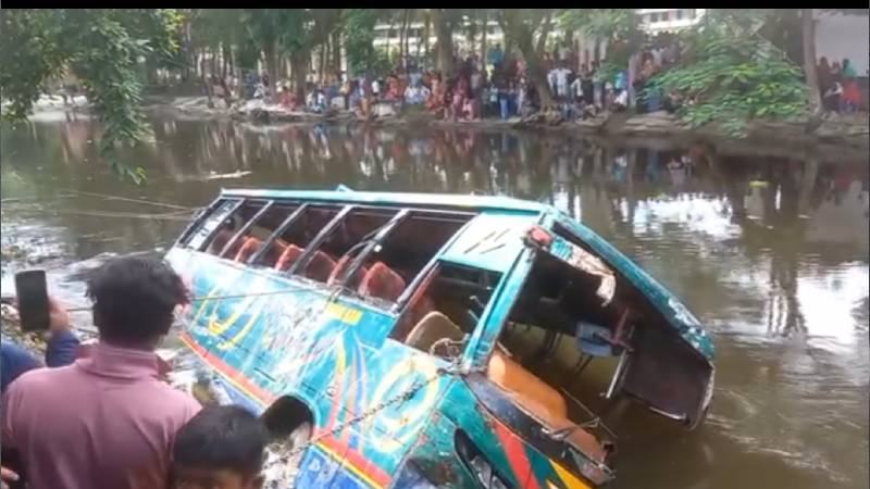 ‎লক্ষ্মীপুরে যাত্রীবাহী বাস দুর্ঘটনায় নিহতের সংখ্যা বেড়ে ৫