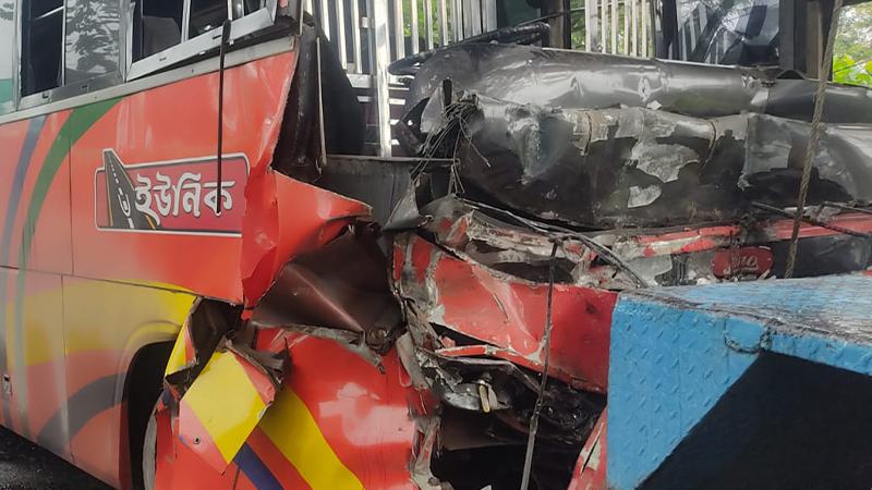 ফেনীতে দাঁড়িয়ে থাকা কাভার্ডভ্যানে বাসের ধাক্কায় নিহত ৩